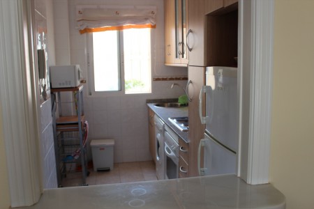 Kök med spis, fläkt, kyl, frysfack, micro, tvättmaskin, kaffebryggare, brödrost, vattenkokare