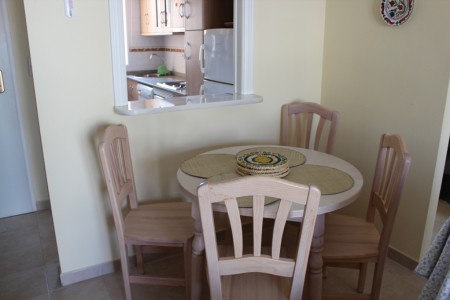 Köksgrupp med fyra stolar i vardagsrum