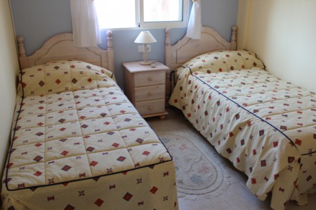 Sovrum 2: gästrum med två enkelsängar och AC samt takfläkt