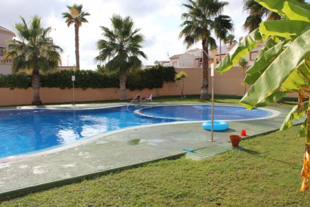 Stor barndel och flera duschar vid poolen