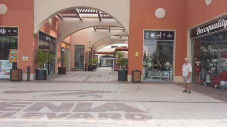 Zenia Boulevard med ca 150 butiker, ca 2,5 km från lägenheten