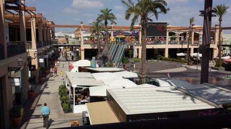 Zenia Boulevard med ca 150 buiker, 2,5 km från lägenheten